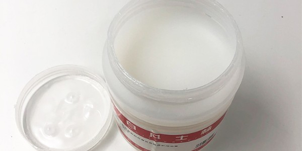 白凡士林油膏：護(hù)膚界的萬(wàn)金油，一瓶搞定多種問(wèn)題